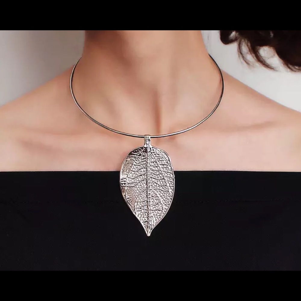 Super cute Leaf Choker Necklace wt Rhinestones / New packed
